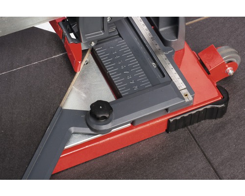 Vue détaillée d''une carrelette avec butée d''angle et échelle de mesure pour la découpe de carreaux.