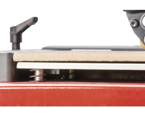 Vue détaillée d''un coupe-carrelage avec ressort