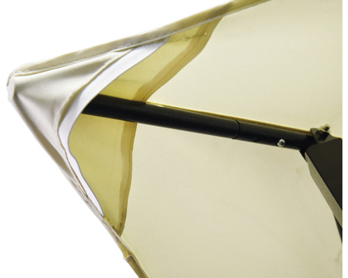 Detailansicht eines Sonnenschirms mit schwarzem Gestell und hellem Bezug