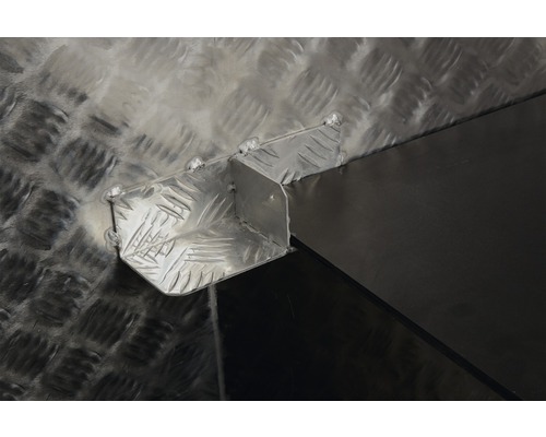 Detailansicht einer Aluminium Riffelblech Oberfläche mit einem Winkelverbinder.