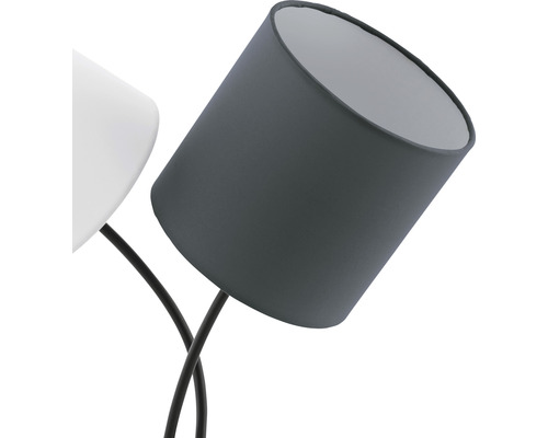 Gros plan d''un lampadaire avec deux abat-jour