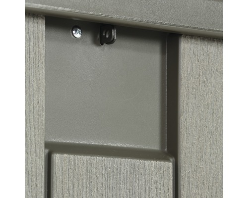 Detailansicht eines Gartenhauses mit Schiebetür und Metallbeschlag