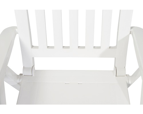 Detailansicht eines weißen Gartenstuhls aus Kunststoff