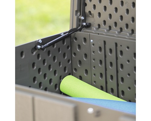 Innenansicht einer Gartenbox mit Gasdruckfeder zur Deckelunterstützung