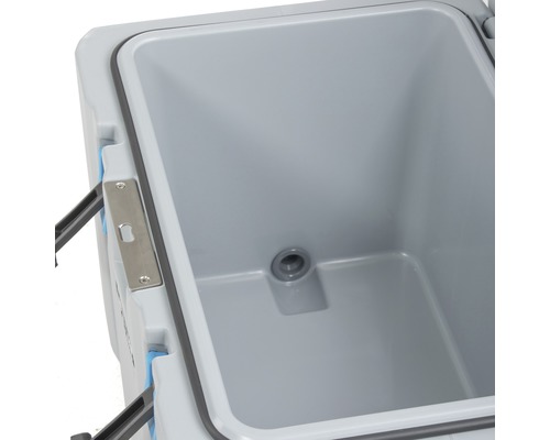 Innenansicht einer Kühlbox mit Ablassschraube