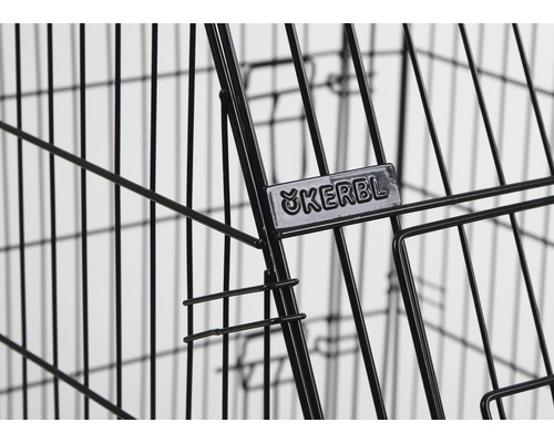 Detailansicht eines schwarzen Metall-Tierkäfigs mit dem Kerbl Logo.