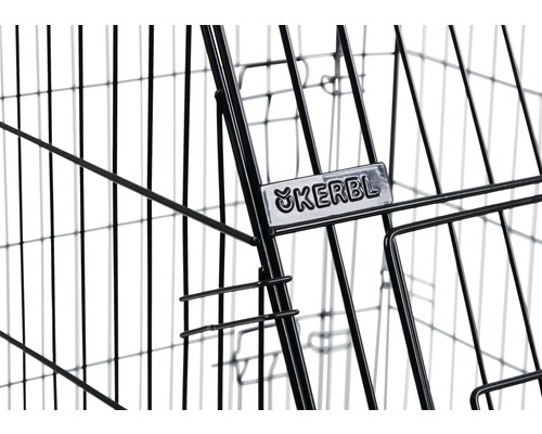 Detailansicht eines Metallzauns mit dem Kerbl Logo