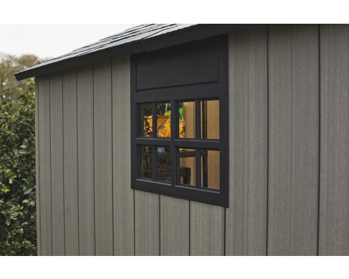 Détail d''un abri de jardin avec fenêtre