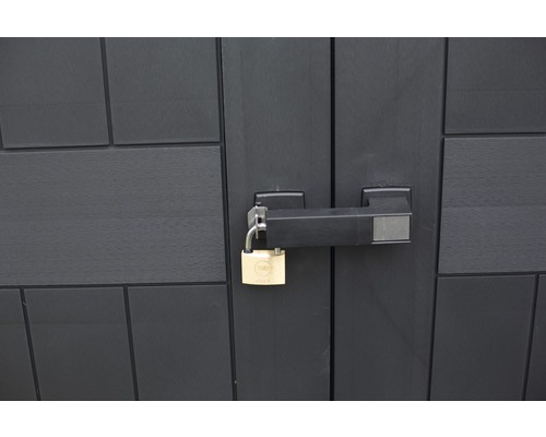 Serrure sur une porte de jardin pour la sécurité