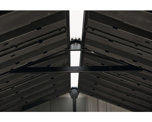 Vue intérieure d''un abri de jardin avec structure de toit et poutres en acier