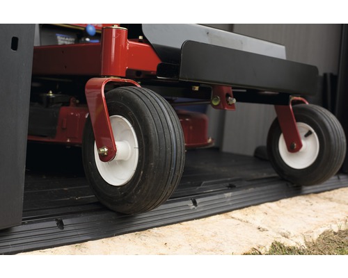 Gros plan d''une tondeuse à gazon avec pneus dans un abri de jardin