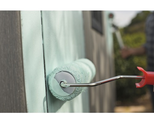 Peinture d''une façade avec un rouleau à peinture