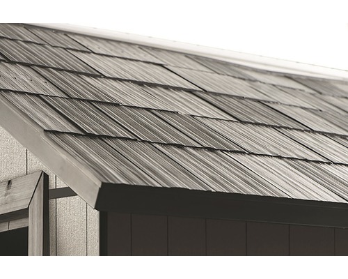 Gros plan des bardeaux de toit d''une cabane de jardin.