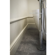 Detailansicht eines Badezimmers mit einer freistehenden Badewanne, Wandverkleidung und Bodenfliesen.