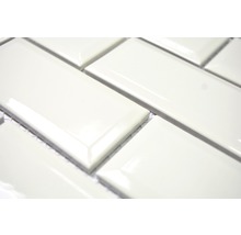 Gros plan de carreaux muraux rectangulaires de style métro