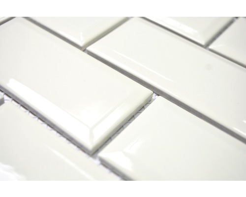 Gros plan de carreaux muraux rectangulaires de style métro