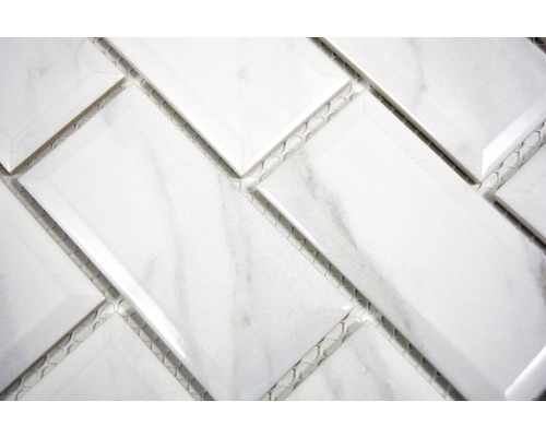 Mosaikfliese aus Marmor im Fischgrätenmuster