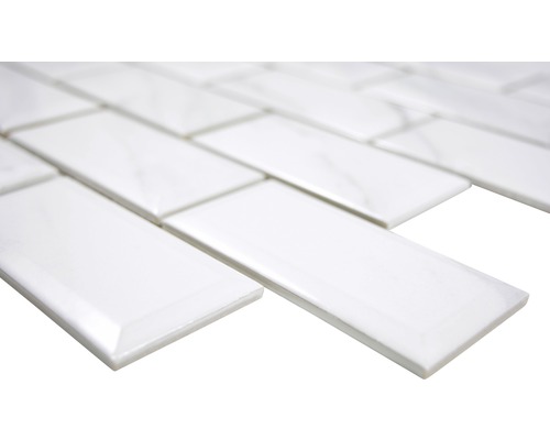 Rechteckige, weiße Fliesen im Verband verlegt.