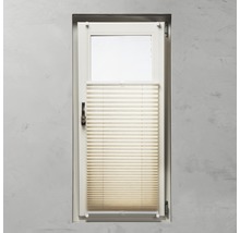 Store plissé beige sur fenêtre pour protection visuelle et solaire