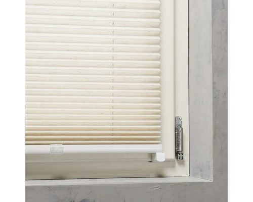 Nahaufnahme eines Plissees am Fenster