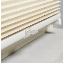 Gros plan d''un store plissé beige avec support blanc pour la décoration de fenêtre.