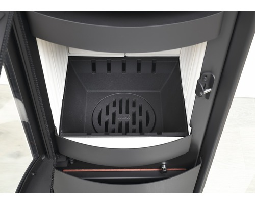 Vue intérieure d''un poêle à bois avec foyer et grille