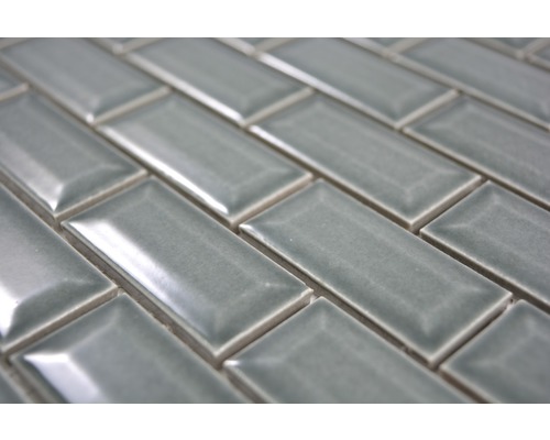 Gros plan de carreaux rectangulaires, posés en chevrons