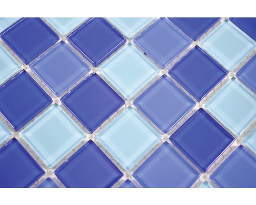 Nahaufnahme von quadratischen Glasmosaikfliesen