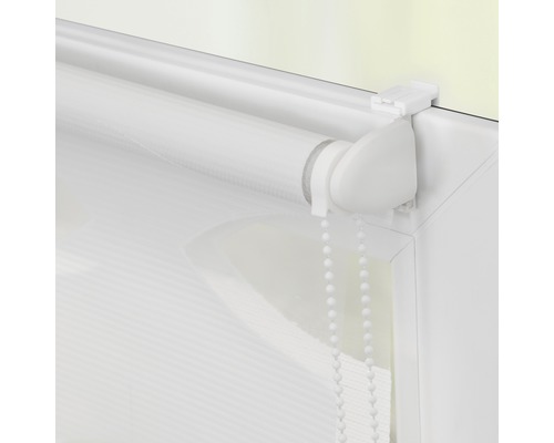 Detailansicht einer weißen Fensterjalousie mit Kettenzug