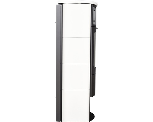 Kaminofen mit weisser Verkleidung in Seitenansicht