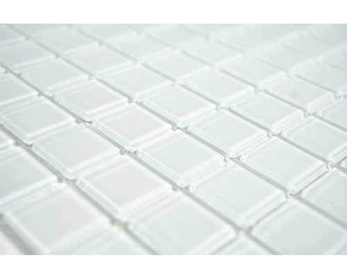 Nahaufnahme von weißen Glasmosaikfliesen, die ein sich wiederholendes Muster bilden.