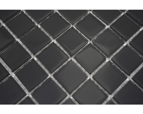 Nahaufnahme von schwarzen Mosaikfliesen.