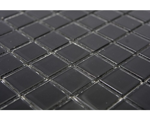 Nahaufnahme von schwarzen Mosaikfliesen im Diamantenmuster