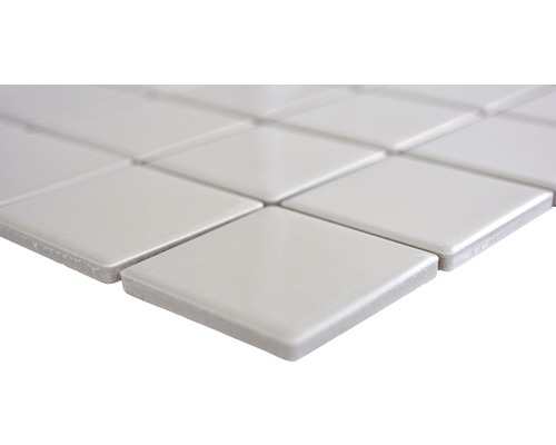 Gros plan de carreaux carrés émaillés