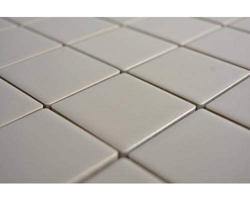 Fliesen aus Keramik im Diamantmuster verlegt