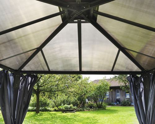 Vue intérieure d''un pavillon avec toit et rideaux