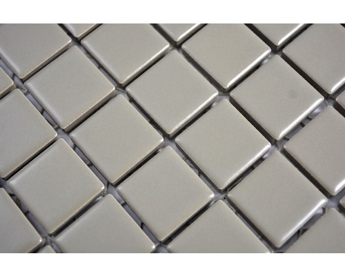 Nahaufnahme von quadratischen Mosaikfliesen