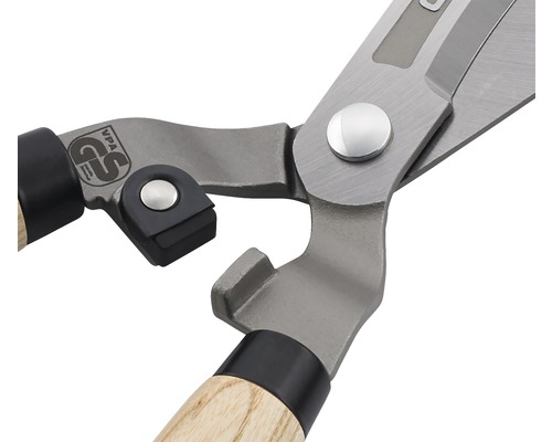 Gros plan sur un taille-haie avec le label GS de sécurité contrôlée