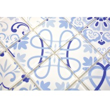 Gros plan de carreaux de mosaïque en verre avec des motifs floraux