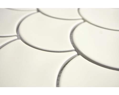 Gros plan de carreaux de mosaïque en forme d''écailles de poisson