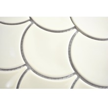 Gros plan de carreaux de mosaïque en forme d''écailles