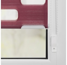 Nahaufnahme eines Fensterrollos mit Kettenzug