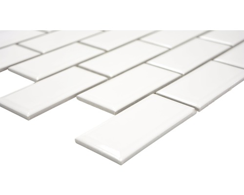 Rechteckige, glänzende Fliesen in Fischgrätenmuster