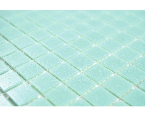 Nahaufnahme von kleinen, quadratischen Glasmosaikfliesen