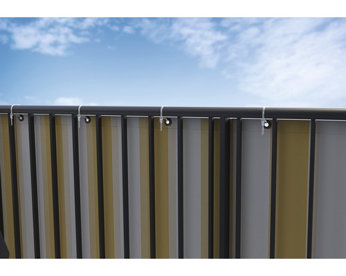 Balkonbespannung mit Streifenmuster und Befestigung am Geländer