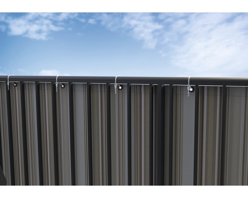 Blickdicht Zaunelement mit Halterungen vor blauem Himmel