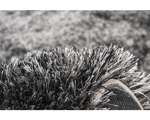 Detailansicht eines hochflorigen Teppichs