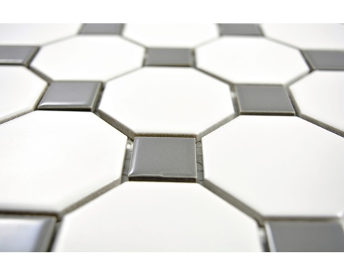 Gros plan de carreaux de sol blancs octogonaux et gris carrés