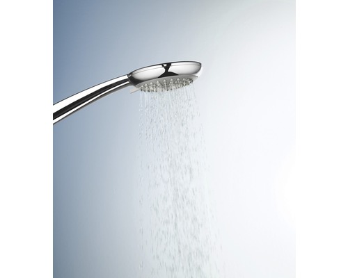 Handbrause mit fließendem Wasser