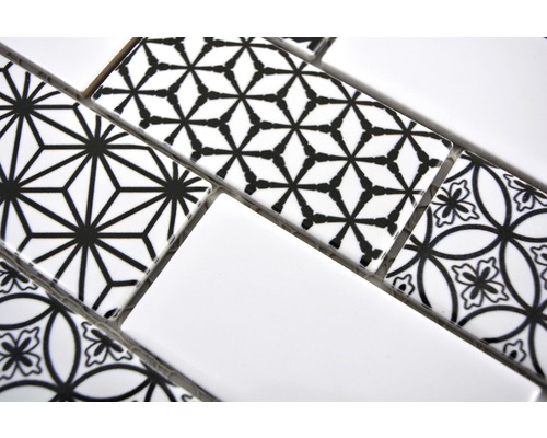 Mosaikfliese mit verschiedenen schwarz-weißen Mustern